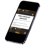 Vue d’un document checklist gratuite téléchargeable avec une main qui le coche